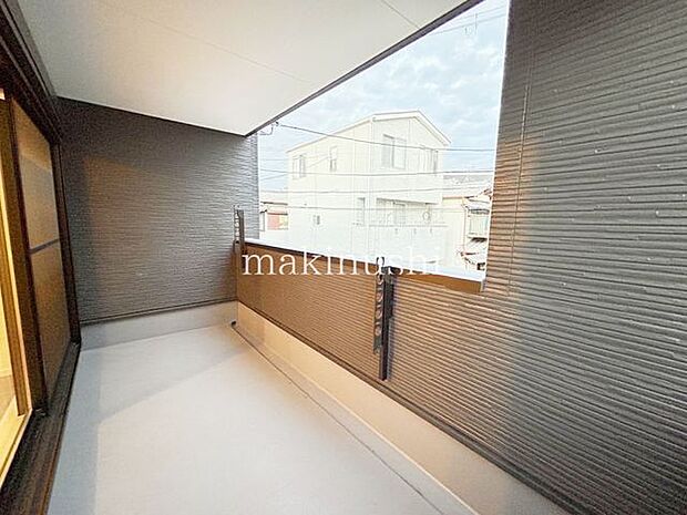 ゆとりあるバルコニー！壁や屋根で覆われているので天候の影響もうけにくく、使いやすい物干しスペースです♪