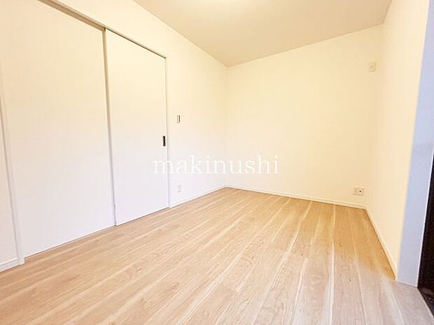 1階洋室5.2帖　新築ならではのまっさらな空間。水回りもキレイです。木造ならでは心やすらぐ住まいです。