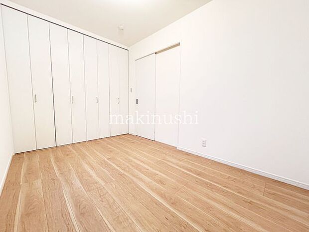 3階洋室5.2帖　全居室収納付き！その他キッチンパントリーや玄関収納など各所に収納が充実しております！