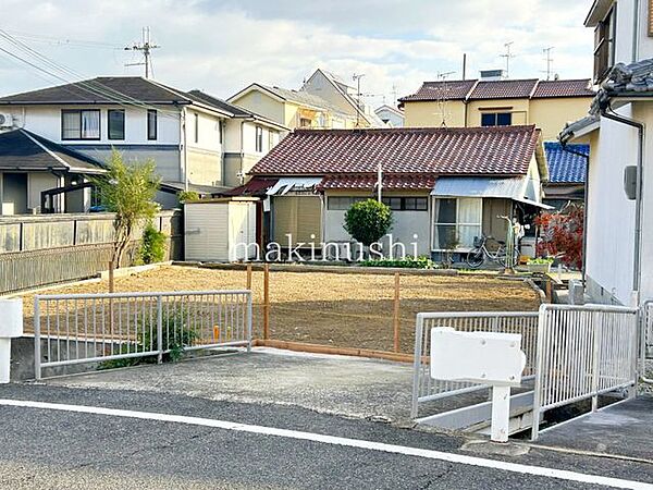 前面道路は幅員5.5ｍございます！前面道路との高低差もほぼございませんのでお車の出し入れもスムーズです♪