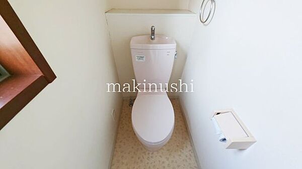 2階トイレ　2階にもトイレがあるので、夜中にトイレで目が覚めても階下におりる必要はございません！