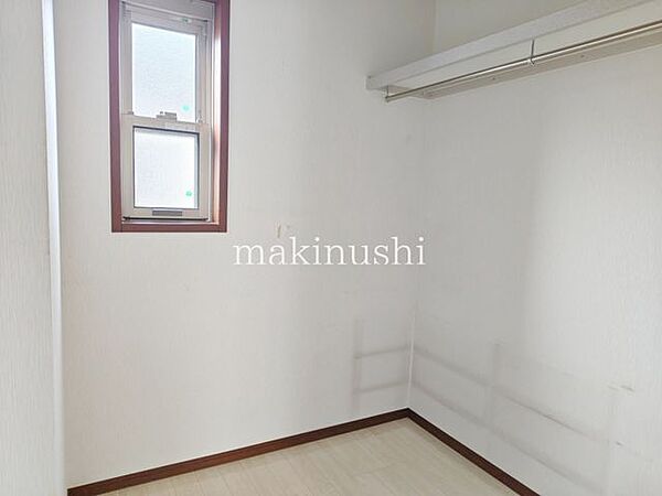 収納力を持つウォークインクローゼットで部屋はいつも整理整頓。着たい服もすぐに見つけられます。スーツケースなど大型のものもすっきり収納できます♪