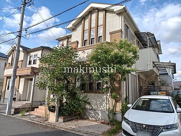前面道路との高低差も少ないので車の出し入れスムーズです！駐輪スペースもございます♪駐車場は1台分あり！
