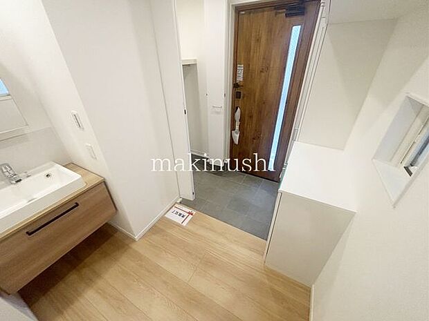 充実の玄関設備！玄関手洗い場で帰宅後すぐに手洗い可能♪土間CLで屋外使用で汚れやすいものでも気兼ねなく収納できます♪