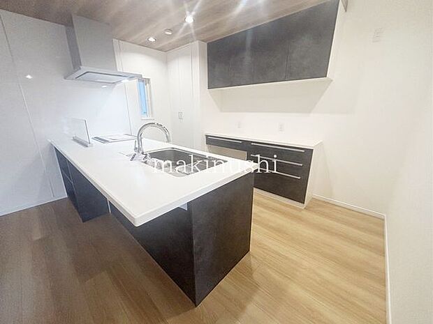 手入れのしやすいフラットなシステムキッチン！料理をしながらリビングの家族とおしゃべりができます♪