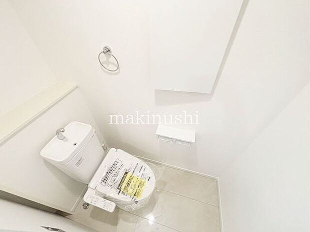 トイレが2箇所にあるので、来客や朝の忙しい時間帯でも順番待ちの必要がなく安心です。夜中にトイレで目が覚めても階下におりる必要はございません！