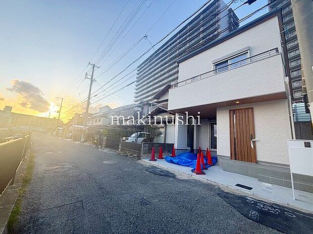 床下基礎内には床炭敷設！床下の湿度調整やシロアリ対策に！準耐火構造で安心♪LOW-Eガラス仕様で断熱・省エネのお家です♪