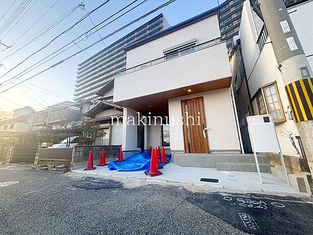 2025年12月完成済の新築！駐車場は半ビルトインになっています♪雨の日でも安心して車の荷物の出し入れができますね♪