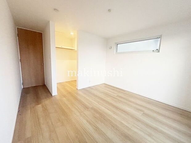 主寝室7.3帖　収納力を持つウォークインクローゼットで部屋はいつもすっきり。着たい服もすぐに見つけられます。
