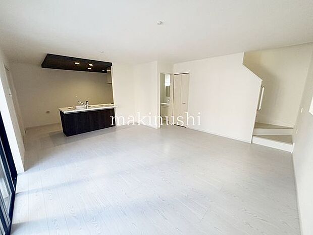 LDKは広々18帖ございます！リビング階段で家族の動きのわかりやすい間取り！ご内覧可能です♪ぜひ現地をご覧ください♪