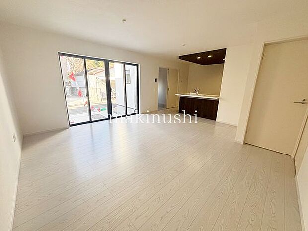 LDKは家族とのコミュニケーションがとりやすい対面式キッチンを採用！キッチンは家事の時短に便利な食器洗浄乾燥機付！