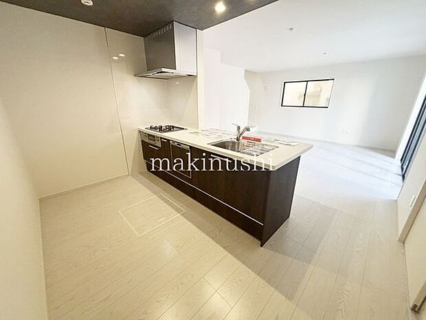 スーパーまでは約450ｍ(徒歩6分)！古市駅からの道程にあるので帰宅時の買い物などに便利な立地です♪