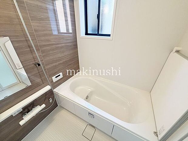バス　ゆったりとしたバスルーム！ステップのある浴槽なので、半身浴でのんびりくつろぎタイムがすごせます♪