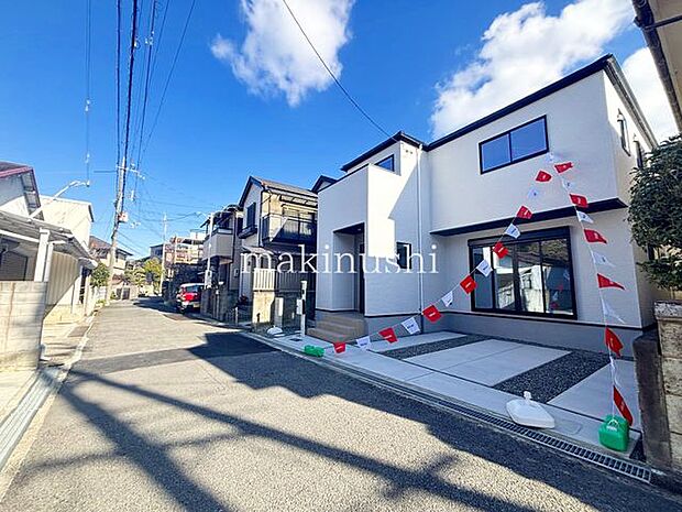 駐車場は並列で2台分(車種による)！来客時などでのお車の出し入れも楽々♪前面道路は交通量も少ないので安心です。