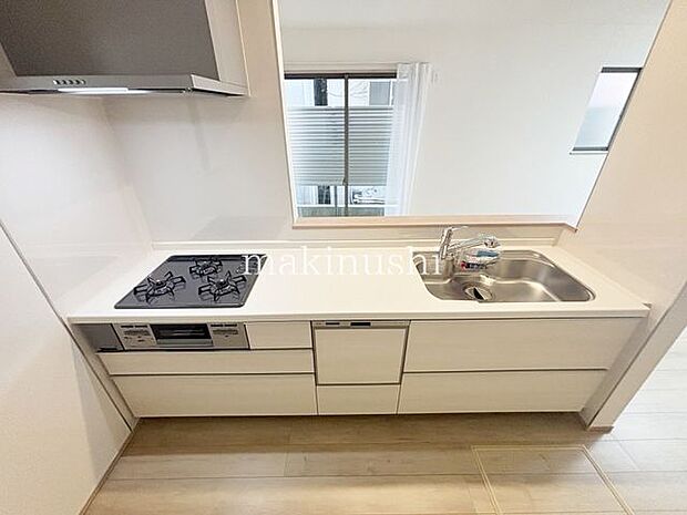 手入れのしやすいフラットなシステムキッチン！料理をしながらリビングの家族とおしゃべりができます♪便利な食洗機付き♪