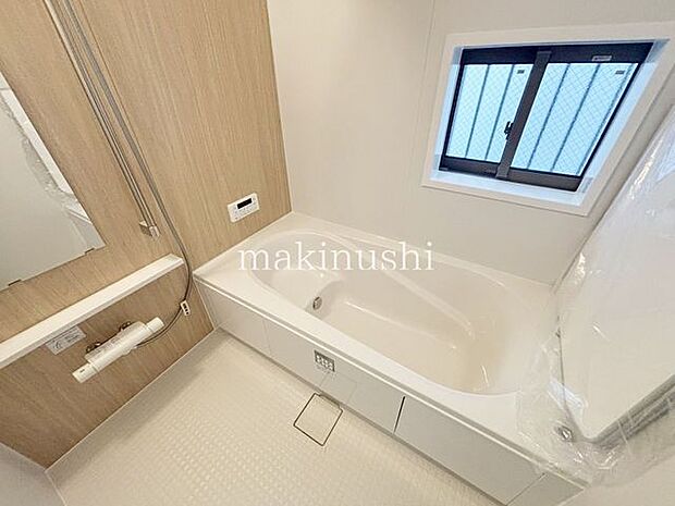 バス　ゆったりとしたバスルーム！ステップのある浴槽なので、半身浴でのんびりくつろぎタイムがすごせます♪