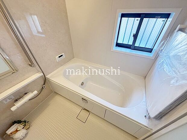 バス　ゆったりとしたバスルーム！ステップのある浴槽なので、半身浴でのんびりくつろぎタイムがすごせます♪