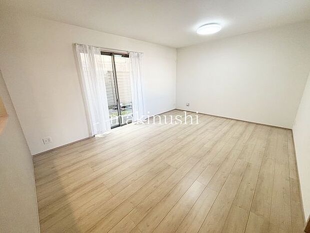 15帖〜16.8帖の広々リビング！I字型でインテリアのレイアウトもしやすい間取！●南向きの大きな窓から光が差し込む風通しの良い明るいリビングです♪