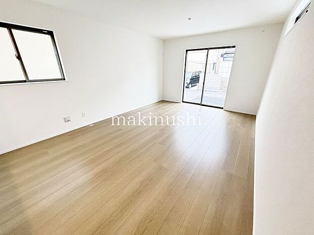 16.75帖の開放感のあるリビング♪南向きの大きな窓から光が差し込む、風通しの良い明るいリビングです♪