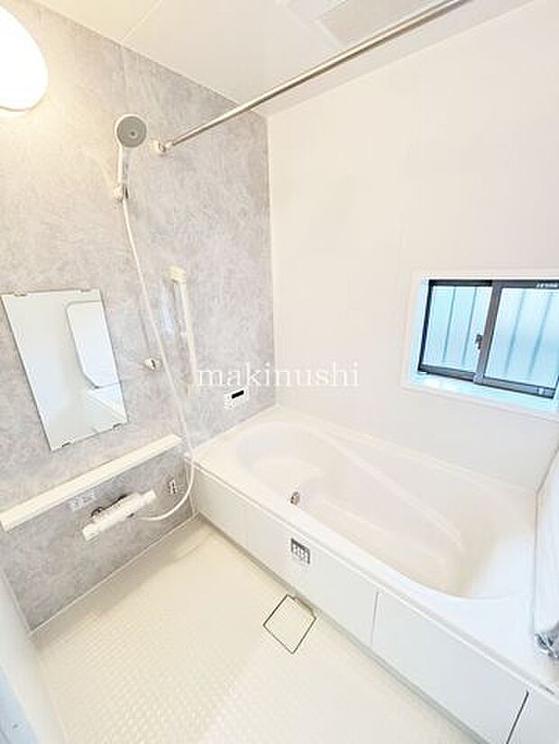 ゆったりとしたバスルーム!ステップのある浴槽なので、半身浴でのんびりくつろぎタイムがすごせます♪浴室暖房乾燥機付き!