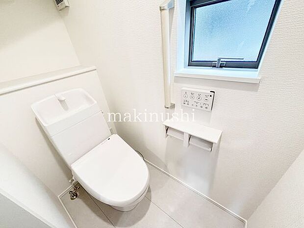 トイレが1階と2階の2箇所にあるので、来客や朝の忙しい時間帯でも順番待ちの必要なし!階を移動する必要がなく楽ちんです♪