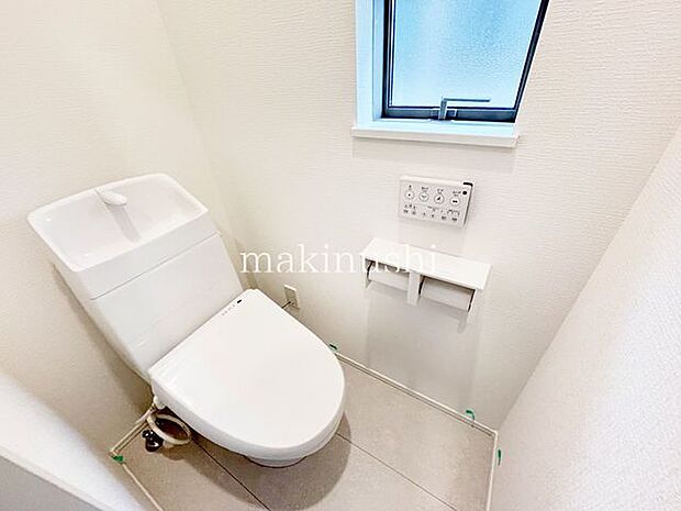 トイレが1階と2階の2箇所にあるので、来客や朝の忙しい時間帯でも順番待ちの必要なし!階を移動する必要がなく楽ちんです♪