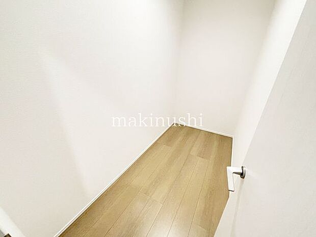 パントリー収納 内部に棚なども設置できる広さ!かさ張るものをひとまとめに収納できます♪物が増えても安心です。