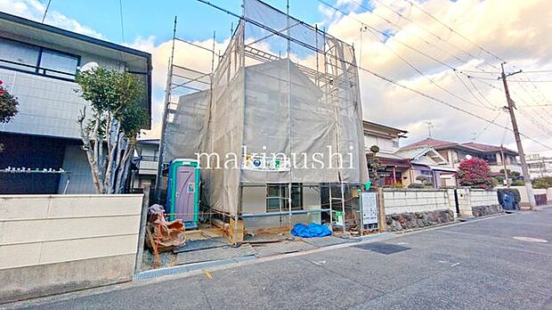 前面道路は幅員6ｍと広々！お車の運転が苦手な方でも出し入れしやすい広さ！駐車場は2台分のスペースあり♪