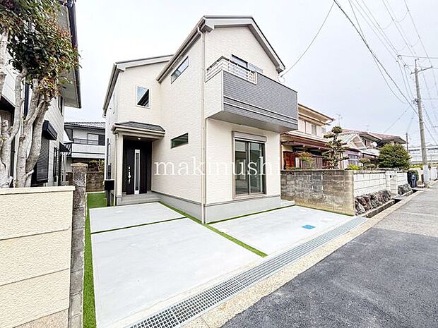 前面道路は幅員6mと広々!お車の運転が苦手な方でも出し入れしやすい広さ!駐車場は2台分のスペースあり♪