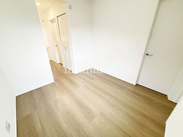 2階ホールには4.5帖のファミリースペースがございます!2階リビングやワークスペースにいかがでしょうか♪