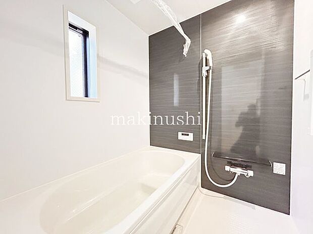 ゆったりとしたバスルーム!ステップのある浴槽なので、半身浴でのんびりくつろぎタイムがすごせます♪浴室暖房乾燥機付き!