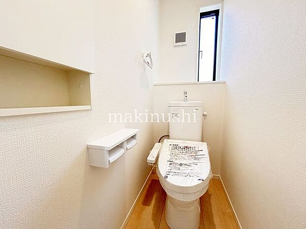 トイレが1階と2階の2箇所にあるので、来客や朝の忙しい時間帯でも順番待ちの必要なし!階を移動する必要がなく楽ちんです♪