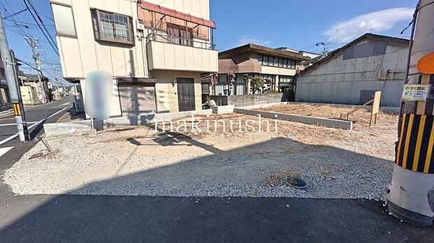 近鉄南大阪線「河内天美」駅までは徒歩8分の立地！駐車場はビルトインになっており、大切なお車を雨濡れなく安全に保管できます♪