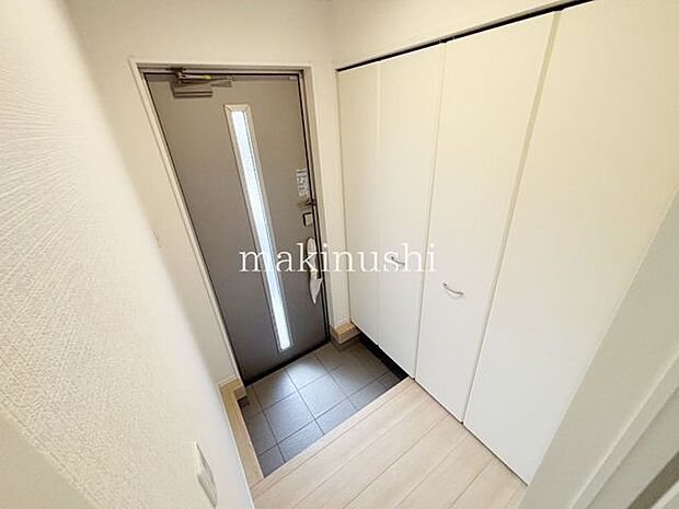 大きいシューズボックス付きの玄関！家族の靴も整理整頓して玄関をすっきり収納できます！半分が土間収納なので汚れやすい屋外用品も気兼ねなく収納できます♪