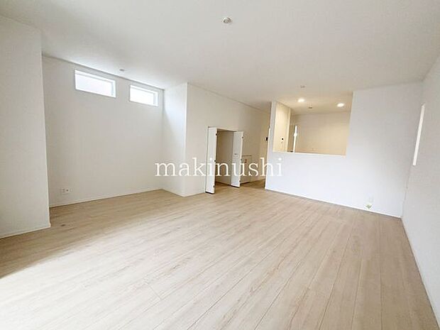 広々リビング！タタミコーナーを含めれば21.7帖の広々家族の共有空間！コタツをおいてのんびりできるリビング♪