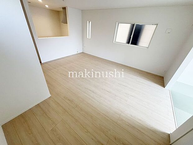 水回りがキッチン周辺に集中した家事動線の便利な間取り！2階にはサービスルームあり！収納や書斎、ワークスペースなど自由な用途に使えます♪