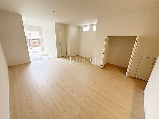 17.2帖のLDK！玄関からリビングを通り抜けるつくりになっているので、家族の動きのわかりやすい間取りです♪