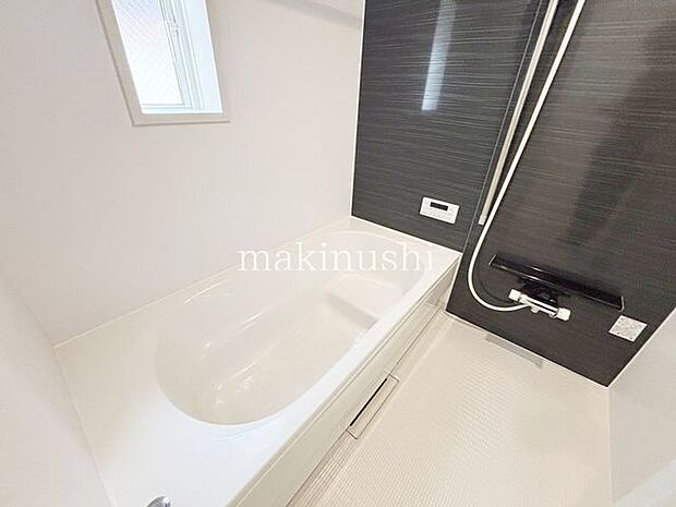 ゆったりとしたバスルーム！ステップのある浴槽なので、半身浴でのんびりくつろぎタイムがすごせます♪浴室暖房乾燥機付き♪