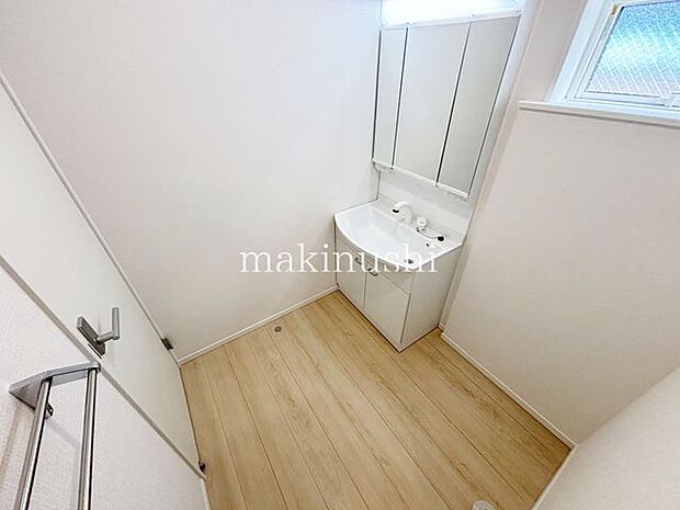 大きな鏡の洗面化粧台！大きな洗面ボウルで身だしなみを整えたりメイクをするのにも便利です！シャワーヘッド付で朝シャンもしやすい設備！