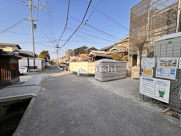 水回りがキッチン周辺に集中した家事動線の便利な間取り！2階にはサービスルームあり！収納や書斎、ワークスペースなど自由な用途に使えます♪