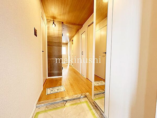 玄関はシューズボックスに大きな姿見があり、おでかけ前の身だしなみチェックもばっちりできます♪