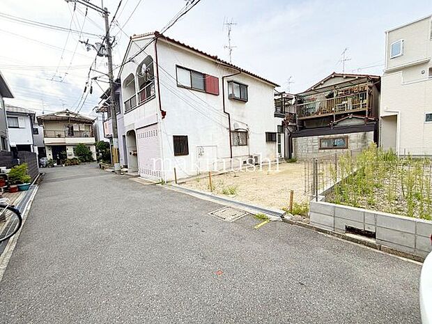 松原南小学校まで190ｍ、松原第六中学校まで約750の距離♪お子様の通学に安心の立地！物件近くにはスーパー、ドラッグストアがあり生活便利♪