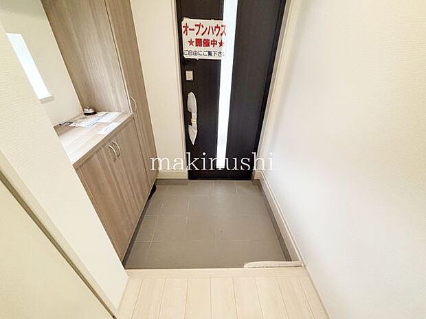 玄関はスマートキーで楽々施錠♪防犯対策としても安心です♪大きいシューズボックス付きで家族の靴も整理整頓して散らかりやすい玄関をすっきり収納できます!