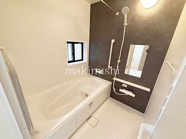 ゆったりとしたバスルーム!ステップのある浴槽なので、半身浴でのんびりくつろぎタイムがすごせます♪浴室暖房乾燥機付き!