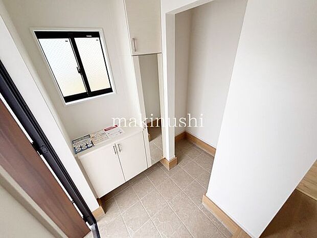 玄関はシューズボックスとシューズインクローク付きです♪大容量収納で散らかりやすい玄関がすっきりまとめられます♪