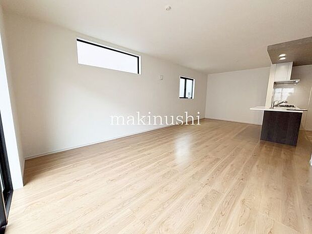 堅下小学校までは徒歩7分と通学にも安心の立地！スーパーやコンビニ・ドラッグストアも徒歩圏にある生活にも便利な立地！