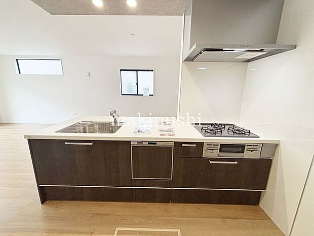 便利な食器洗浄乾燥機付きのキッチン。手洗いより水道代が節約できるので手にもお財布に優しい設備です。