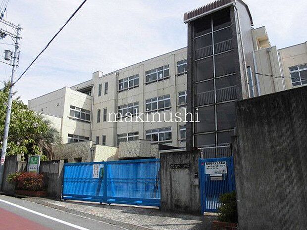 柏原市立堅下小学校 徒歩8分。 620m
