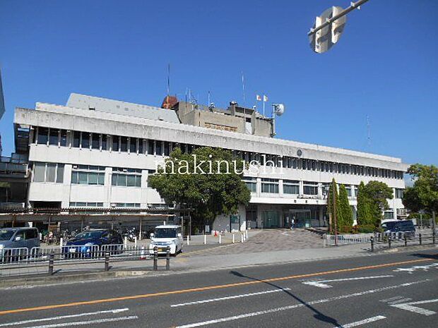 柏原市役所 徒歩17分。 1330m