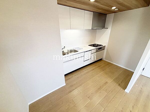 LDKは12帖！壁付けタイプのキッチンで、壁でゆるくリビングと区切られているので家具のレイアウトもしやすい間取りです♪